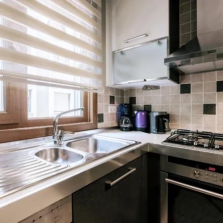 Apartamento Stylish Retreat W Balcony 2 Min To Bagdat Ave