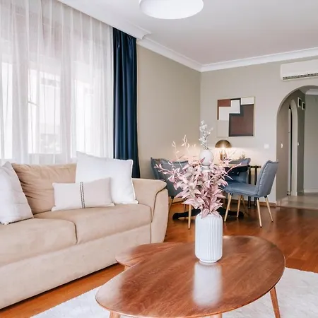Stylish Retreat W Balcony 2 Min To Bagdat Ave * Estambul