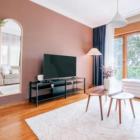 Stylish Retreat W Balcony 2 Min To Bagdat Ave Apartment *