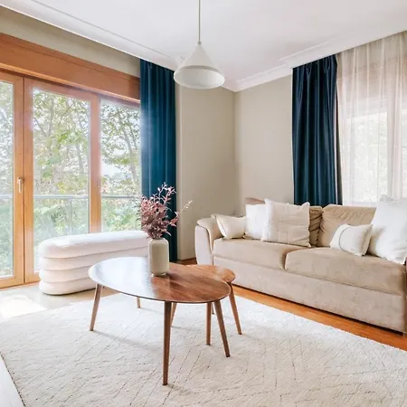 Apartment Stylish Retreat W Balcony 2 Min To Bagdat Ave *