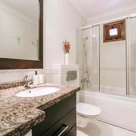 Apartment Stylish Retreat W Balcony 2 Min To Bagdat Ave