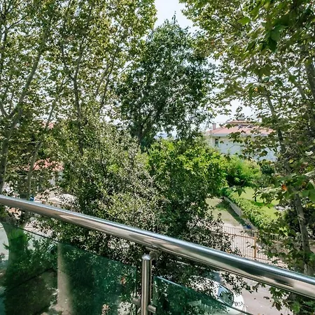 Stylish Retreat W Balcony 2 Min To Bagdat Ave Apartment