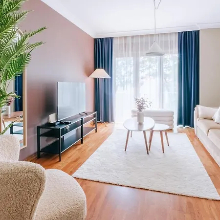 Stylish Retreat W Balcony 2 Min To Bagdat Ave * Estambul